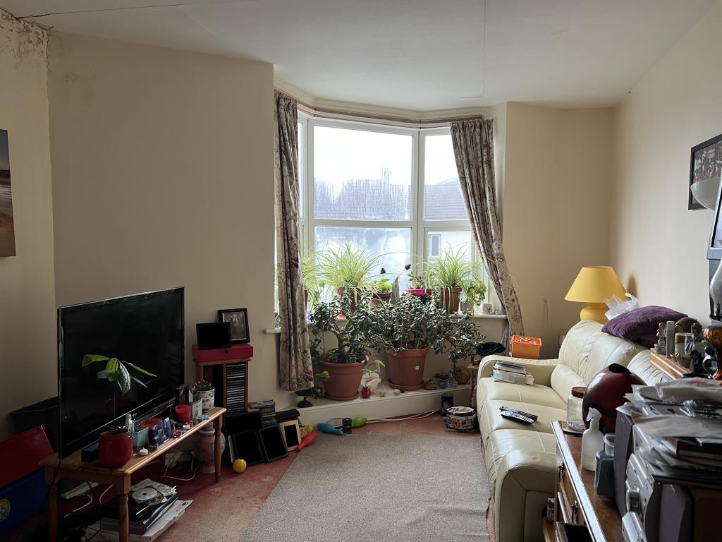 Lot: 51 - FIRST FLOOR MAISONETTE - Living room with view over Eastney Road